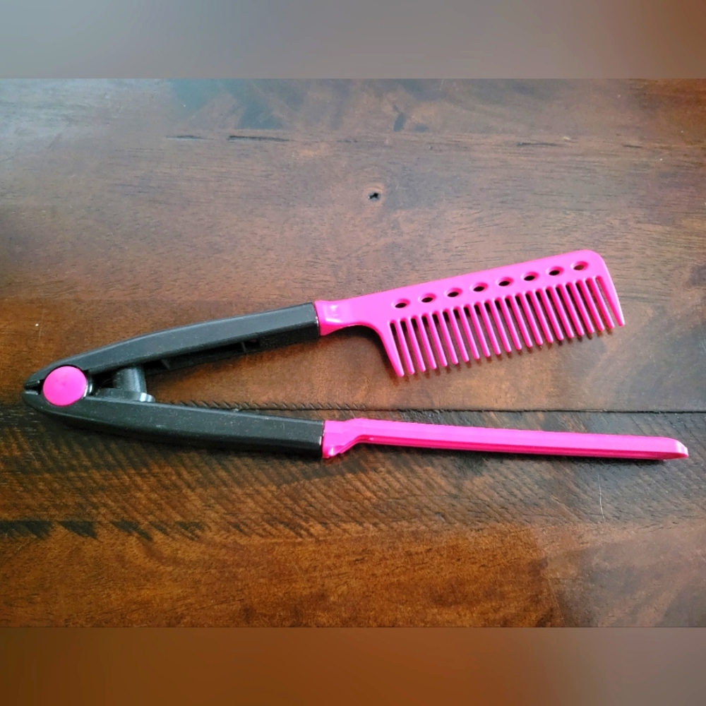 🔹️🆓️ w/purchase - V shaped straightening comb